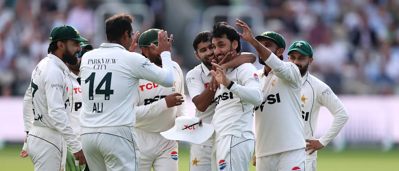 Pakistan vs England: पाकिस्तानी गेंदबाजों का कहर 6 Pakistan vs England टेस्ट में मोहम्मद अब्बास और पाकिस्तानी गेंदबाजों का शानदार प्रदर्शन