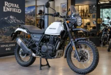 Royal Enfield Himalayan 440 शोरूम में 21-इंच फ्रंट व्हील के साथ