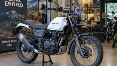 Royal Enfield Himalayan 440 शोरूम में 21-इंच फ्रंट व्हील के साथ