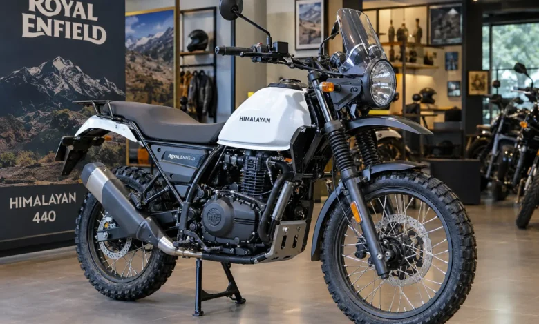 Royal Enfield Himalayan 440 शोरूम में 21-इंच फ्रंट व्हील के साथ